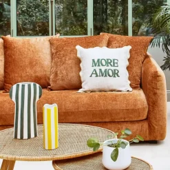 Fabrique de Styles Coussins Et Housses>Housse de coussin brodé " More Amor"' en coton écru et vert 45x45cm - Lumi Ecru