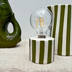 Fabrique de Styles Lampes À Poser>Lampe à piles en faïence rayée et blanc h17cm Kaki